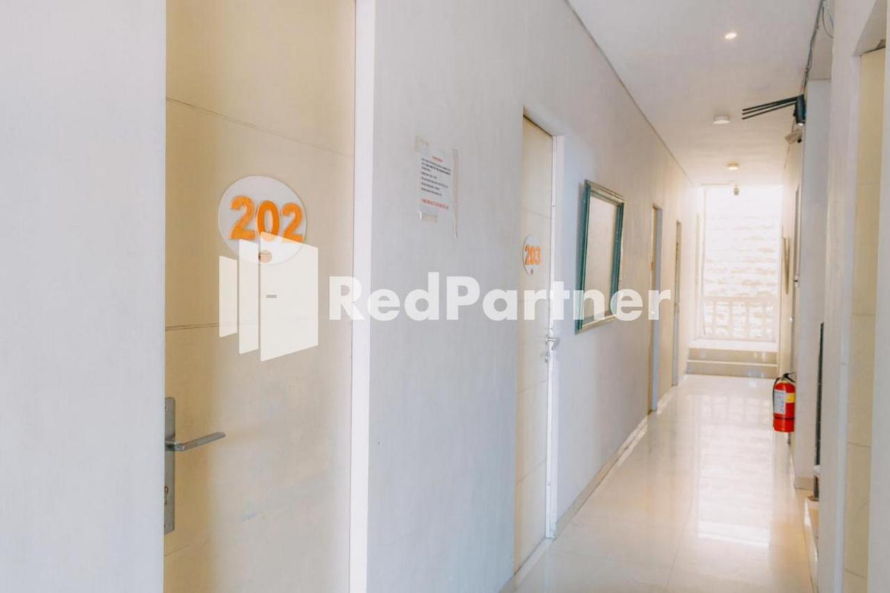 We Stay Residence Redpartner Сурабая Экстерьер фото