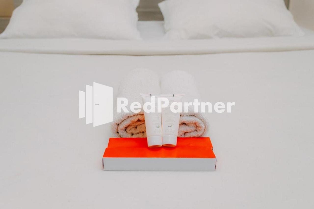We Stay Residence Redpartner Сурабая Экстерьер фото